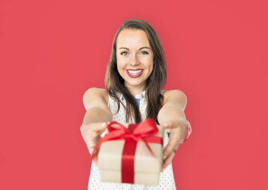 kadın holding hediye kutusu