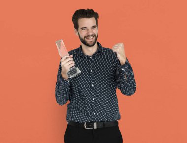 yakışıklı adam tutarak