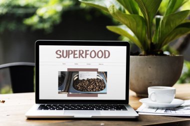 Açık tablo üstünde laptop