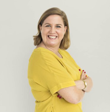 Olgun gülümseyen kadın