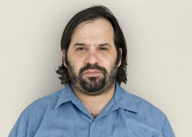 Mavi gömlekli sakallı adam