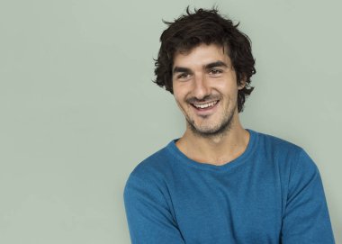 Stüdyoda poz veren adam