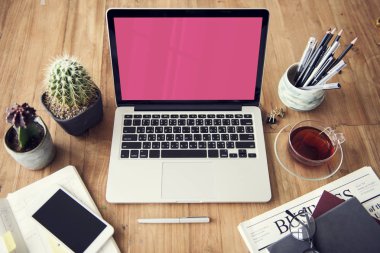 çalışma alanı tablo açılan laptop