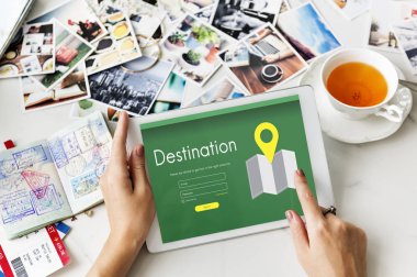 dijital tablet kullanan kadın