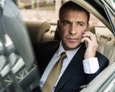 Telefon kullanan bir iş adamı 