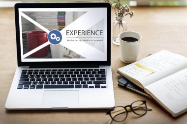 çalışma alanı tablo üstünde laptop