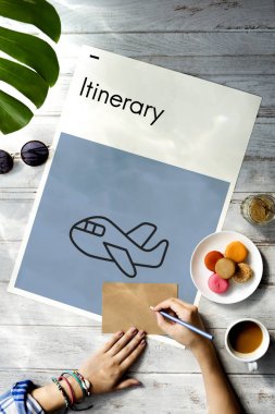 Kartpostal yazma kadın