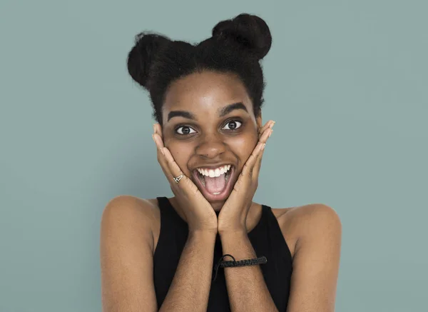 Jonge Afrikaanse vrouw poseren in studio — Stockfoto