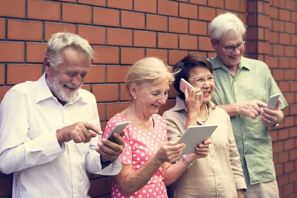 Senioren nutzen Tablet — Stockfoto