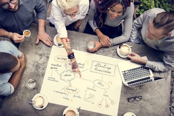 Equipo creativo Brainstorming en la mesa —  Fotos de Stock