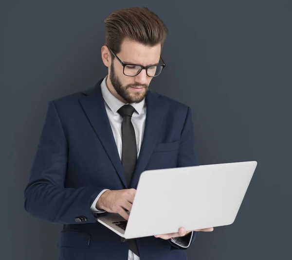 Jovem homem bonito usando laptop — Fotografia de Stock