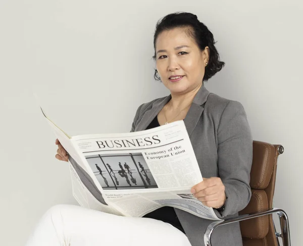 Asian Business Woman Reading Newspaper — Stock Photo, Image