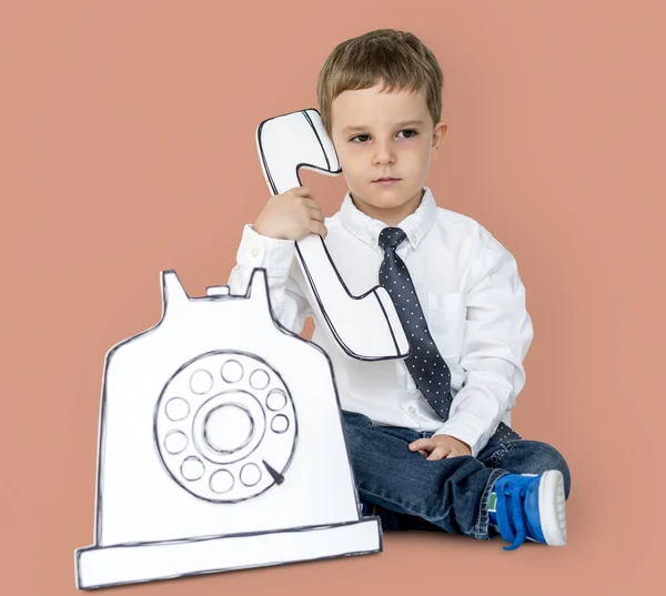 Niño sosteniendo papel teléfono — Foto de Stock