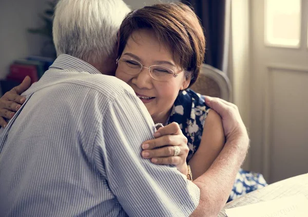 Senior koppel knuffelen — Stockfoto