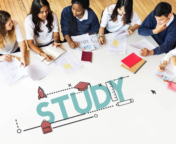 Studenti che studiano insieme — Foto Stock