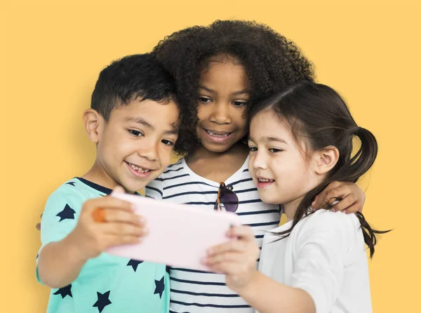 Pequeños niños haciendo selfies juntos —  Fotos de Stock