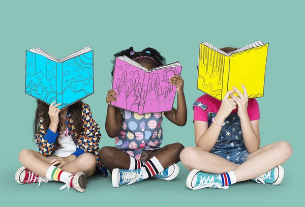 Niños de etnia mixta con libros —  Fotos de Stock