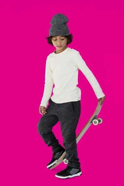 Стильный мальчик со скейтбордом — стоковое фото