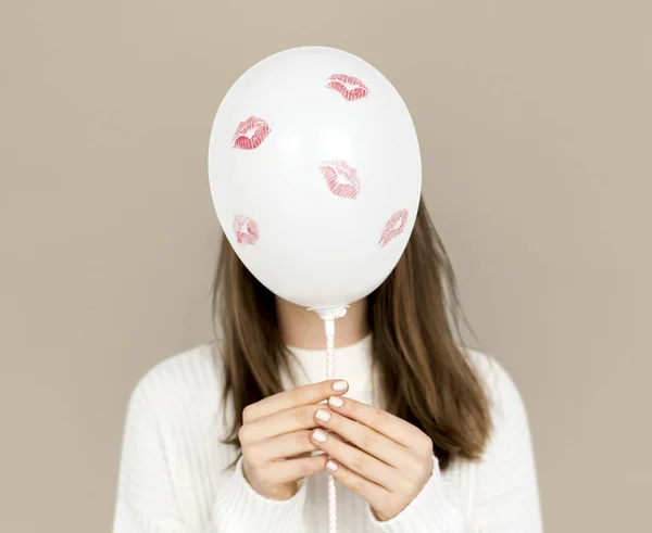 Γυναίκα εκμετάλλευση μεγάλο μπαλόνι — Φωτογραφία Αρχείου
