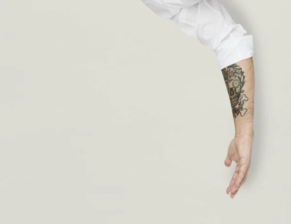 Hand met schedel tattoo — Stockfoto