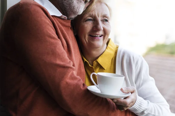 Pareja mayor abrazando — Foto de Stock