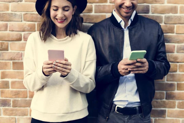 Coppia utilizzando telefoni intelligenti — Foto Stock