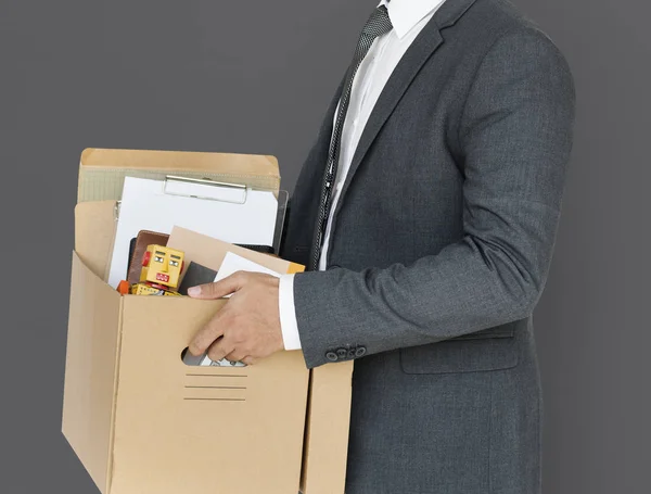 Студійний портрет бізнесмена з коробкою — стокове фото
