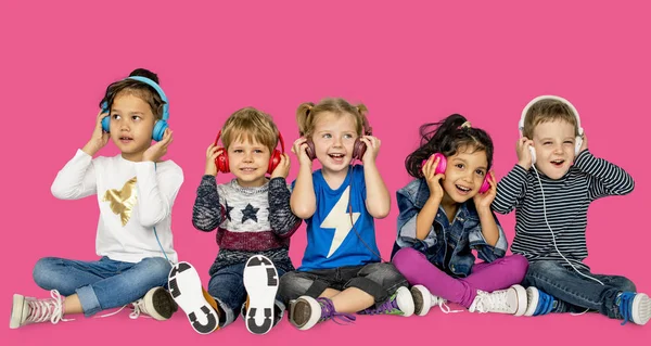 Adorables enfants écoutant de la musique — Photo