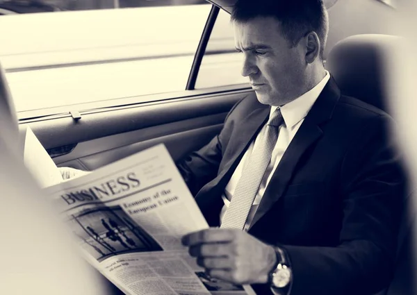 Бізнесмен читання газет — стокове фото
