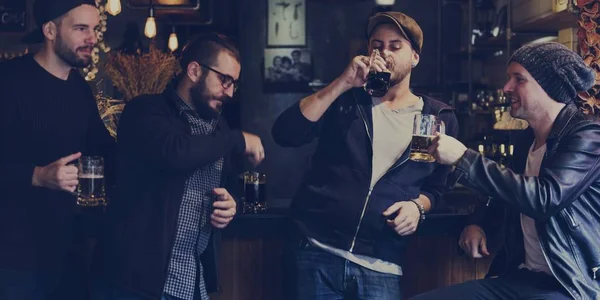 Erkekler zanaat bira içmek — Stok fotoğraf
