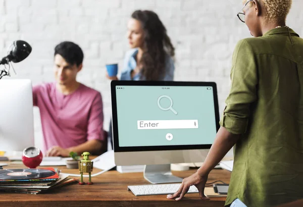 Femme travaillant sur ordinateur dans le bureau — Photo