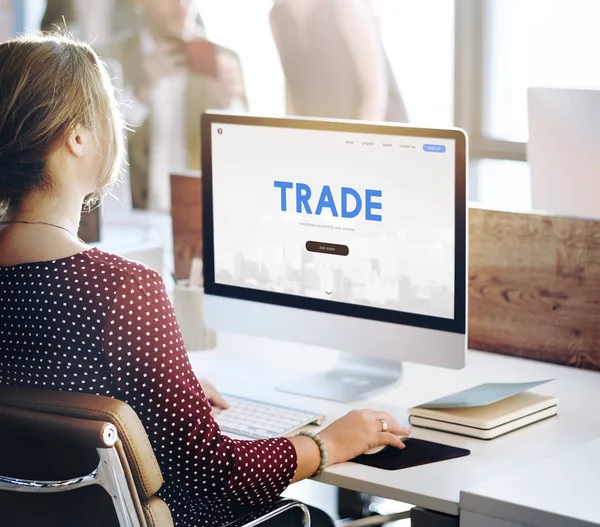 Geschäftsfrau arbeitet am Computer mit Handel — Stockfoto