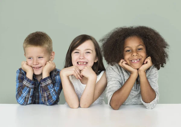 Niedliche glückliche Kinder im Studio — Stockfoto