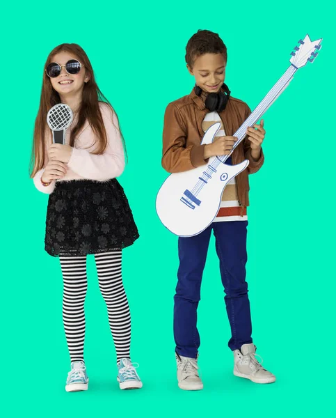 Niños con guitarra de papel y micrófono — Foto de Stock