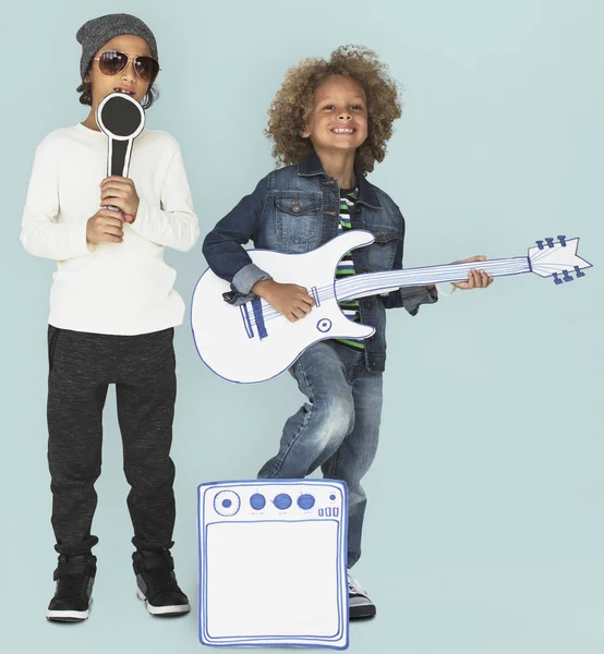 Niños felices tocando música — Foto de Stock