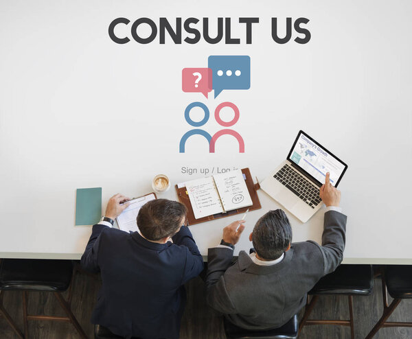 Бизнесмены, работающие с ноутбуками