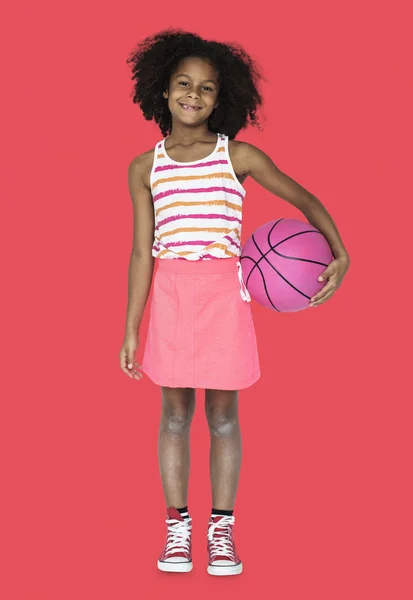 Ребенок держит баскетбольный мяч — стоковое фото