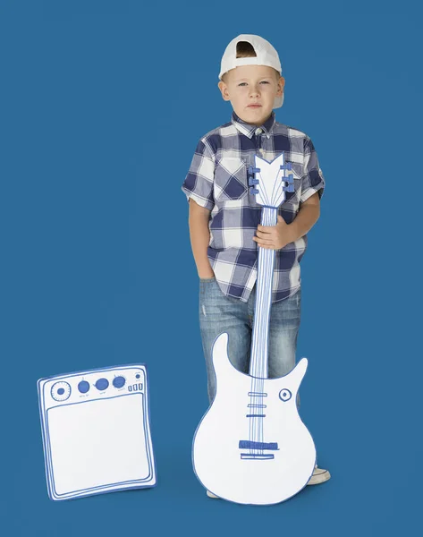 ペーパー ギターと少年 — ストック写真