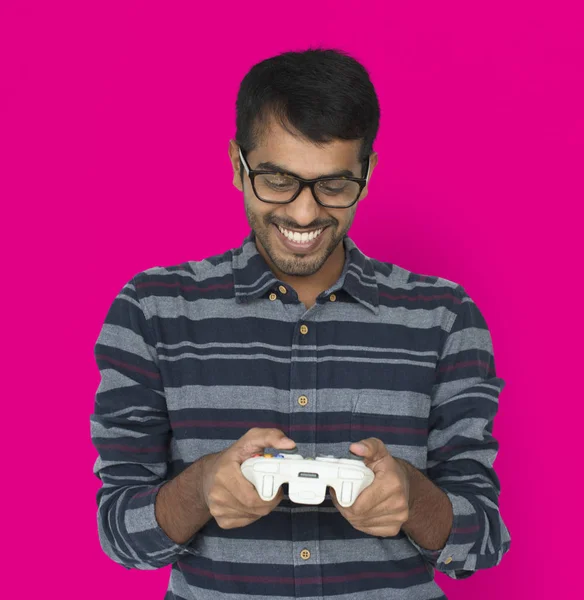 Uomo indiano in possesso di controller di gioco — Foto Stock