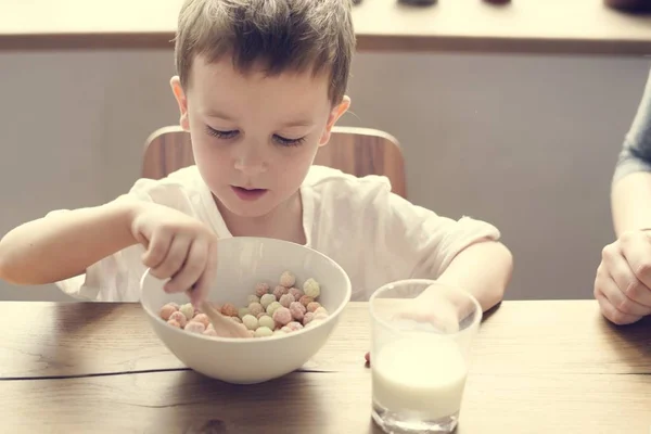 Niño desayunando — Foto de Stock