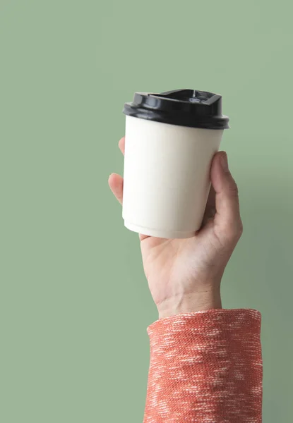 Ruka drží hrnek s kávou — Stock fotografie