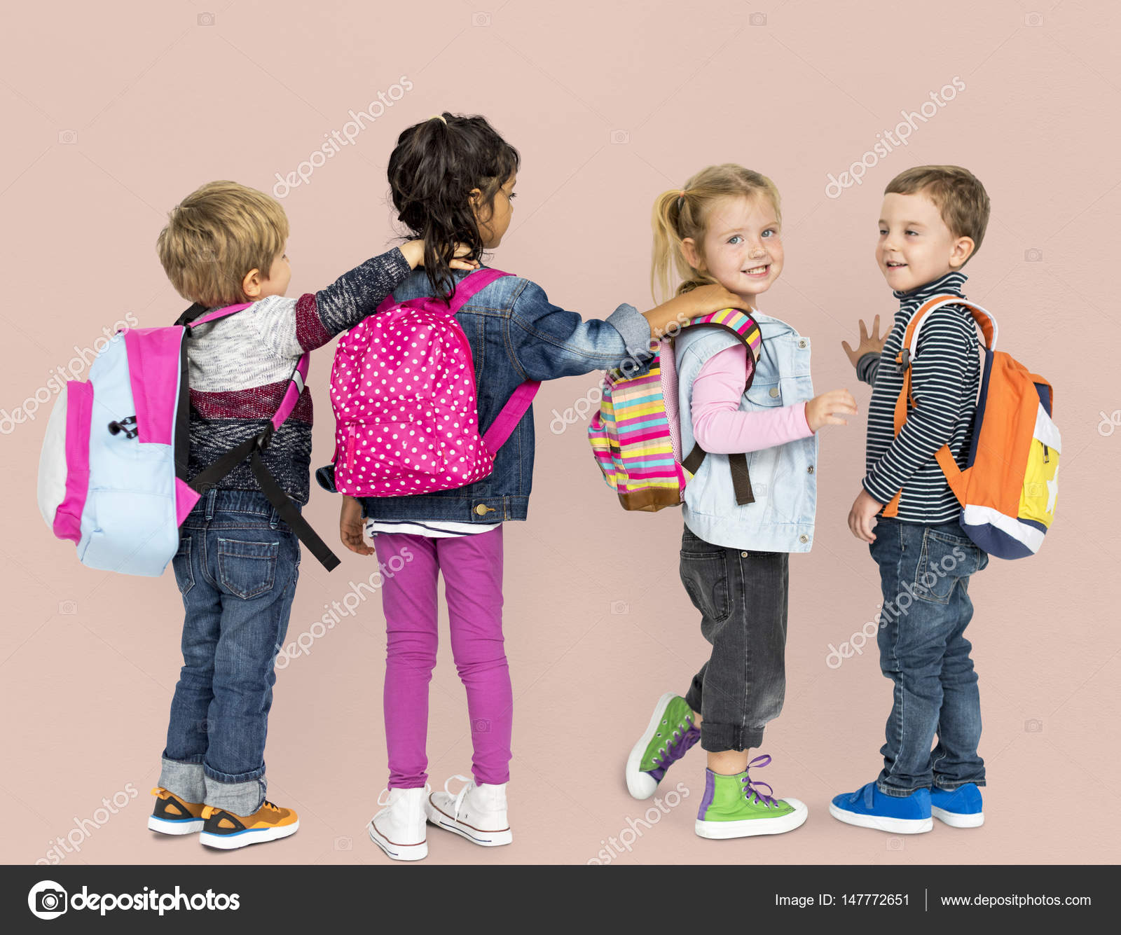 Glamour venlige fætter Førskolebørn med rygsæk tasker — Stock-foto © Rawpixel #147772651