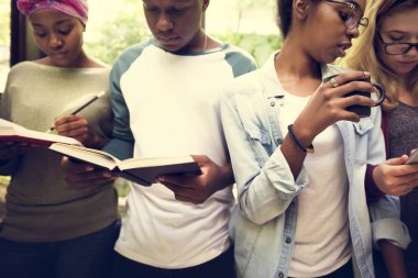 birlikte ev görev yaptığı öğrenciler