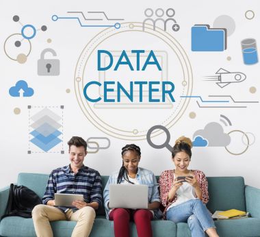 Arkadaşlar dijital cihazlar kullanarak