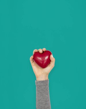 El ele tutuşan kırmızı kalp