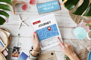 dijital tablet kullanan kadın