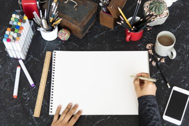 Sanat Atölyesi çalışan kadın.