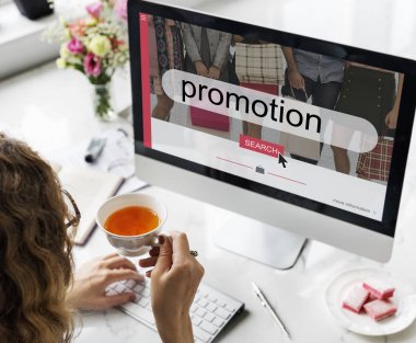 İşyerinde çay içme kadın