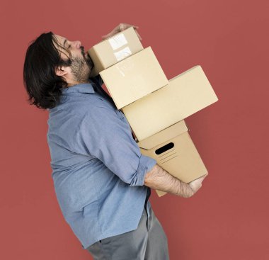 Karton kutular taşıyan adam.