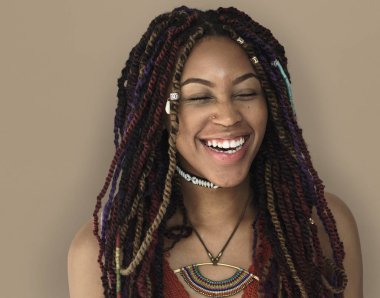 Rasta saçlı Afrikalı kadın.